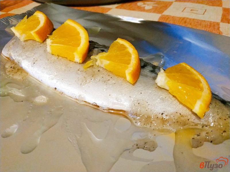 Фото приготовление рецепта: Скумбрия с апельсинами шаг №5