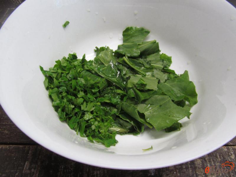 Фото приготовление рецепта: Томатный салат с сыром и зеленью шаг №1