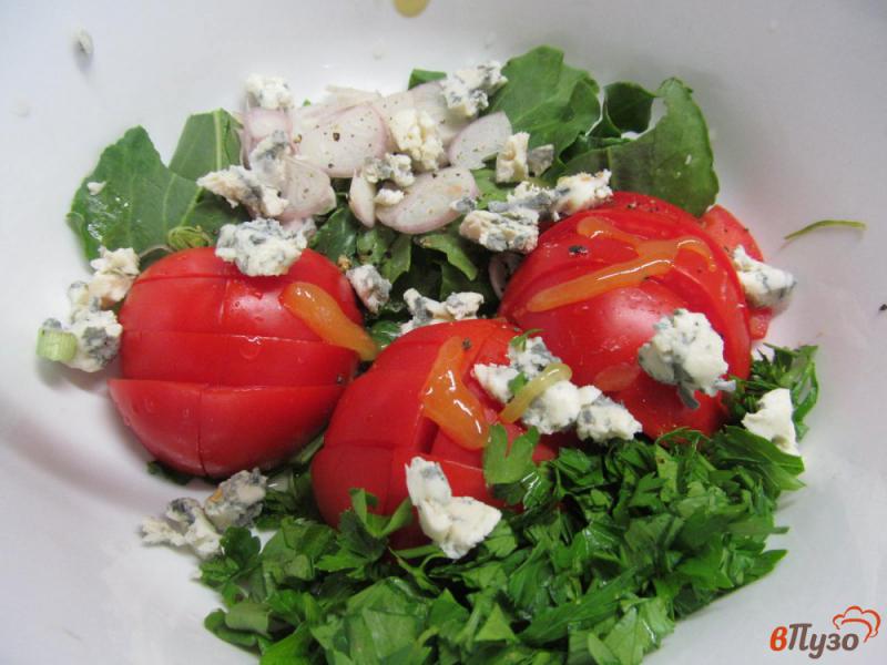 Фото приготовление рецепта: Томатный салат с сыром и зеленью шаг №3