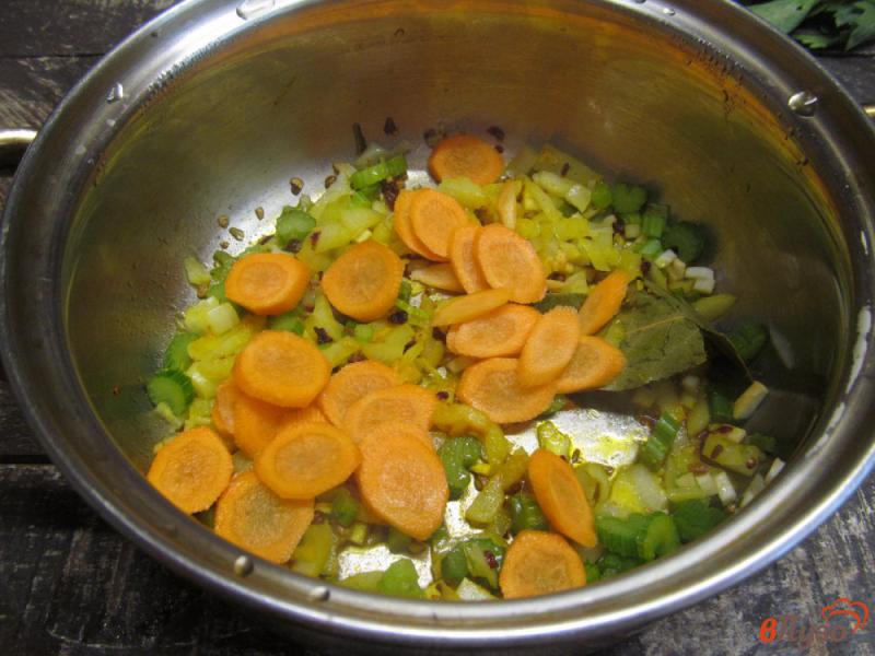 Фото приготовление рецепта: Пряный суп с чечевицей и сельдереем шаг №2
