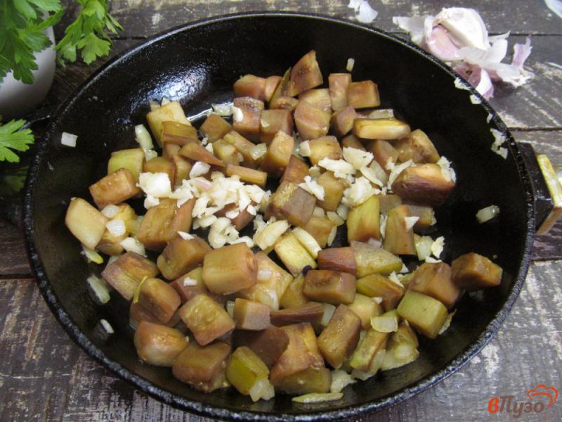 Фото приготовление рецепта: Жареные баклажаны с болгарским перцем шаг №5