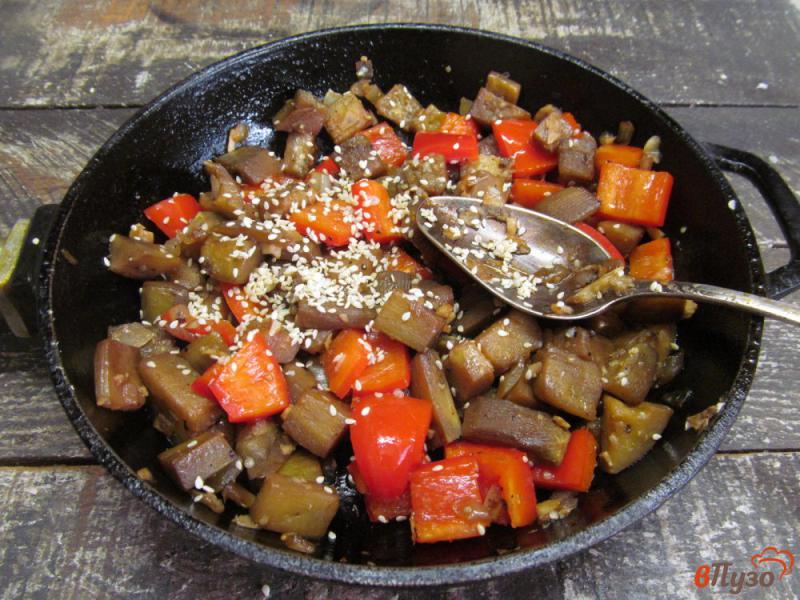 Фото приготовление рецепта: Жареные баклажаны с болгарским перцем шаг №9