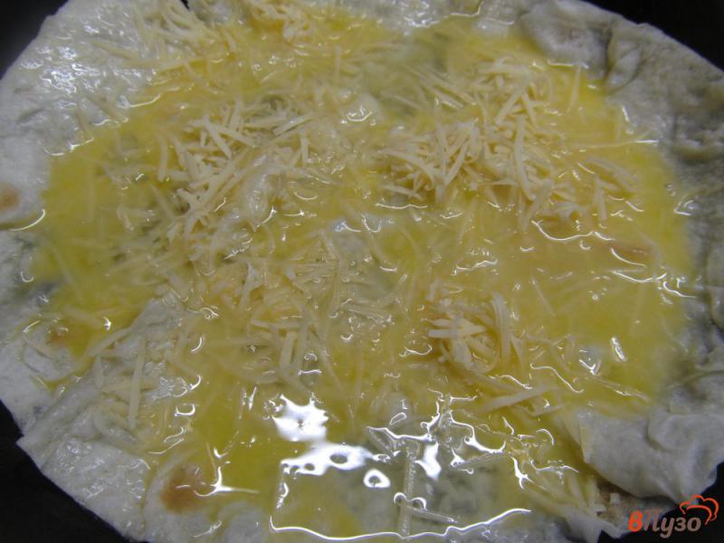 Фото приготовление рецепта: Завтрак из лаваша с яйцом и сыром шаг №6