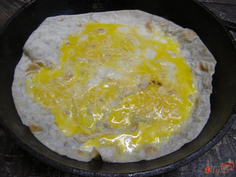 Фото приготовление рецепта: Завтрак из лаваша с яйцом и сыром шаг №7
