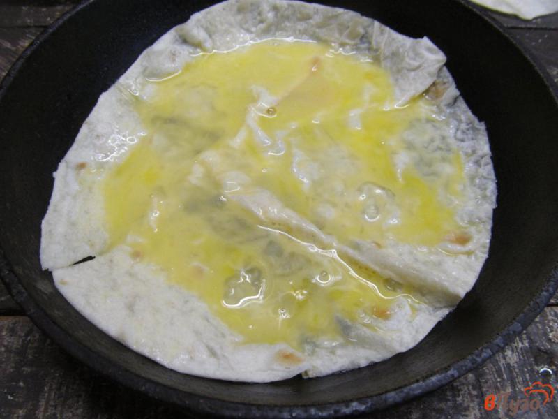 Фото приготовление рецепта: Завтрак из лаваша с яйцом и сыром шаг №5