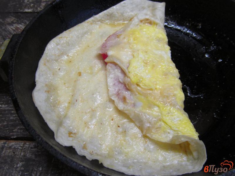 Фото приготовление рецепта: Завтрак из лаваша с яйцом и сыром шаг №9