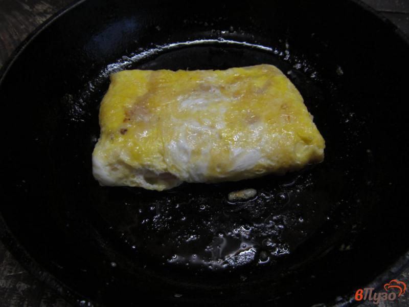 Фото приготовление рецепта: Завтрак из лаваша с яйцом и сыром шаг №10