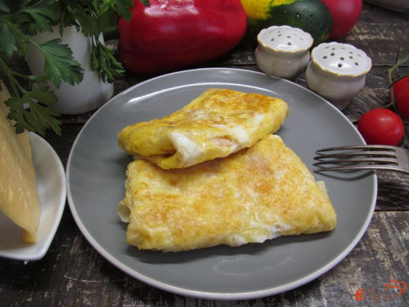 Фото приготовление рецепта: Завтрак из лаваша с яйцом и сыром шаг №11