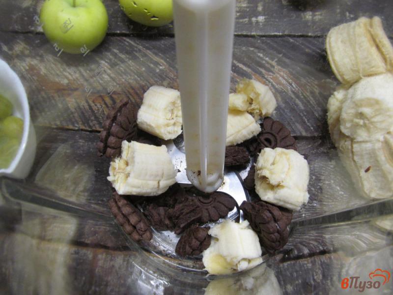 Фото приготовление рецепта: Мороженое с фруктами и печеньем шаг №2