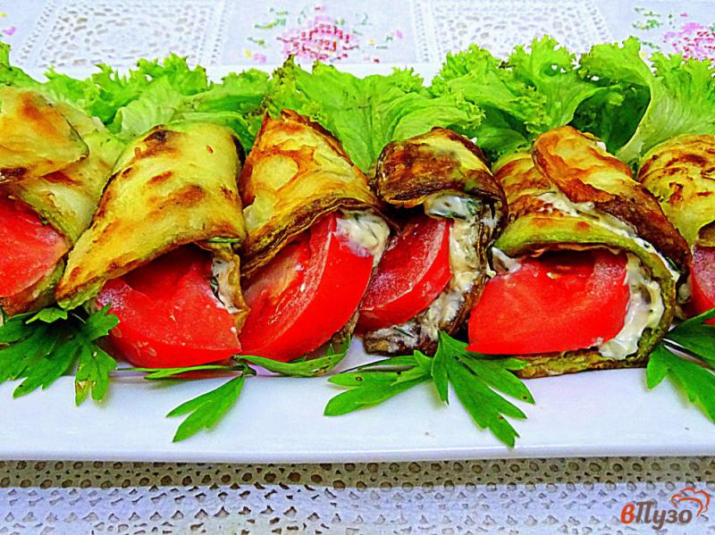 Фото приготовление рецепта: Жареные кабачки с помидором и чесноком шаг №11