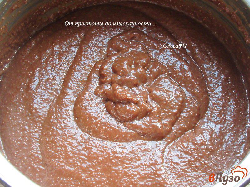 Фото приготовление рецепта: Шоколадный торт с ягодным желе и печеньем шаг №4
