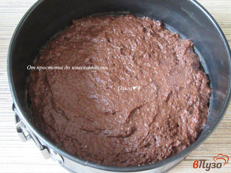 Фото приготовление рецепта: Шоколадный торт с ягодным желе и печеньем шаг №2