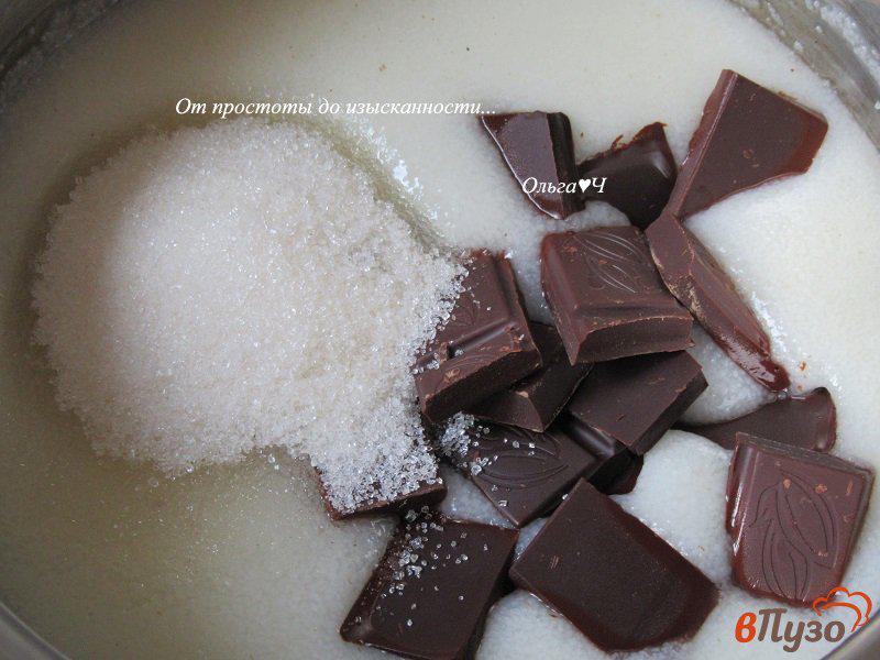 Фото приготовление рецепта: Шоколадный торт с ягодным желе и печеньем шаг №3