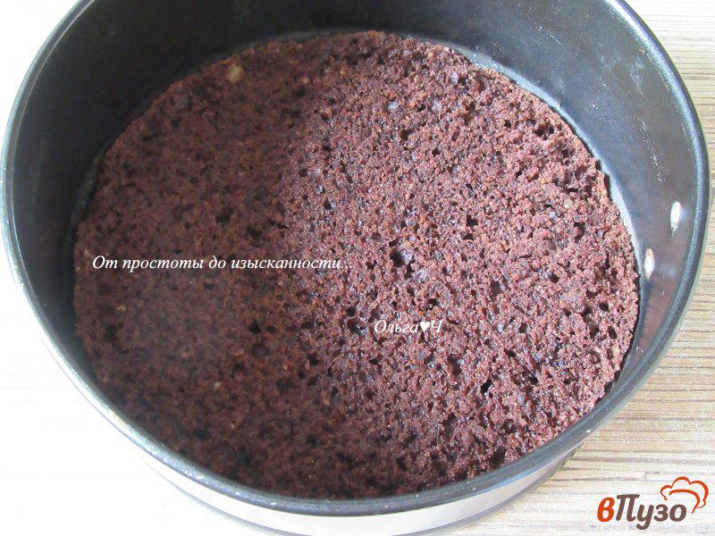Фото приготовление рецепта: Шоколадный торт с ягодным желе и печеньем шаг №5