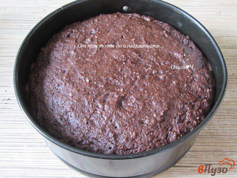 Фото приготовление рецепта: Шоколадный торт с ягодным желе и печеньем шаг №7