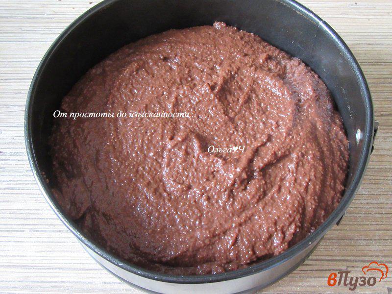 Фото приготовление рецепта: Шоколадный торт с ягодным желе и печеньем шаг №6