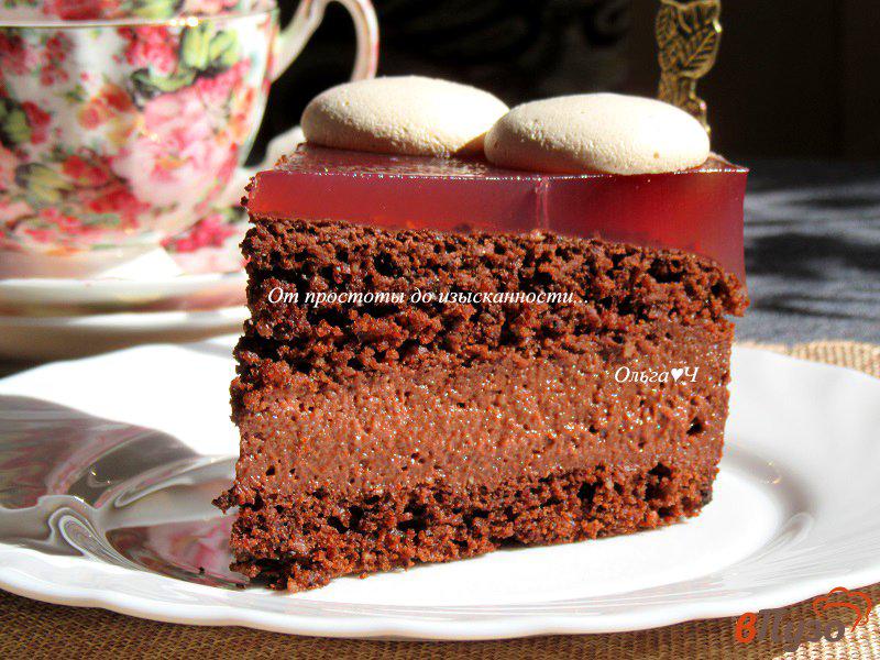 Фото приготовление рецепта: Шоколадный торт с ягодным желе и печеньем шаг №11