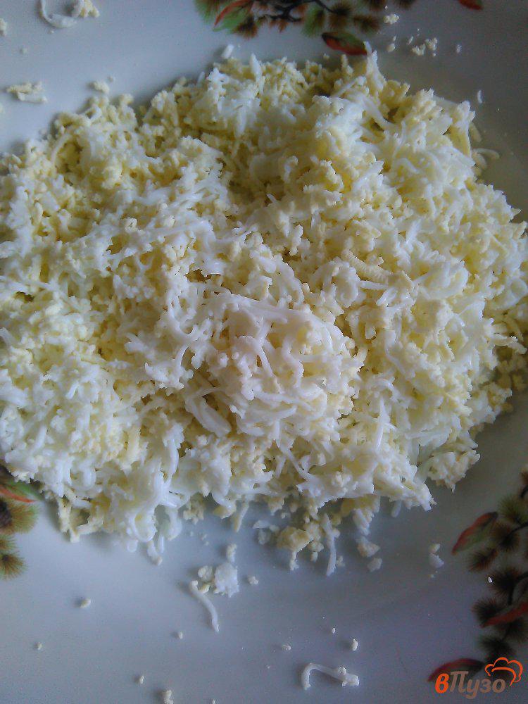 Фото приготовление рецепта: Закуска из крабовых палочек « Хризантема» шаг №2