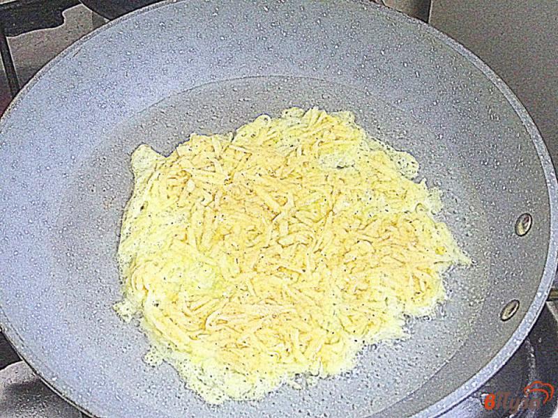 Фото приготовление рецепта: Картофельно-яичные блины шаг №5
