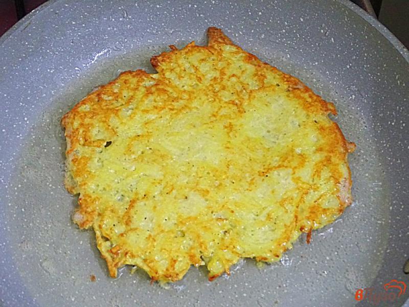 Фото приготовление рецепта: Картофельно-яичные блины шаг №6
