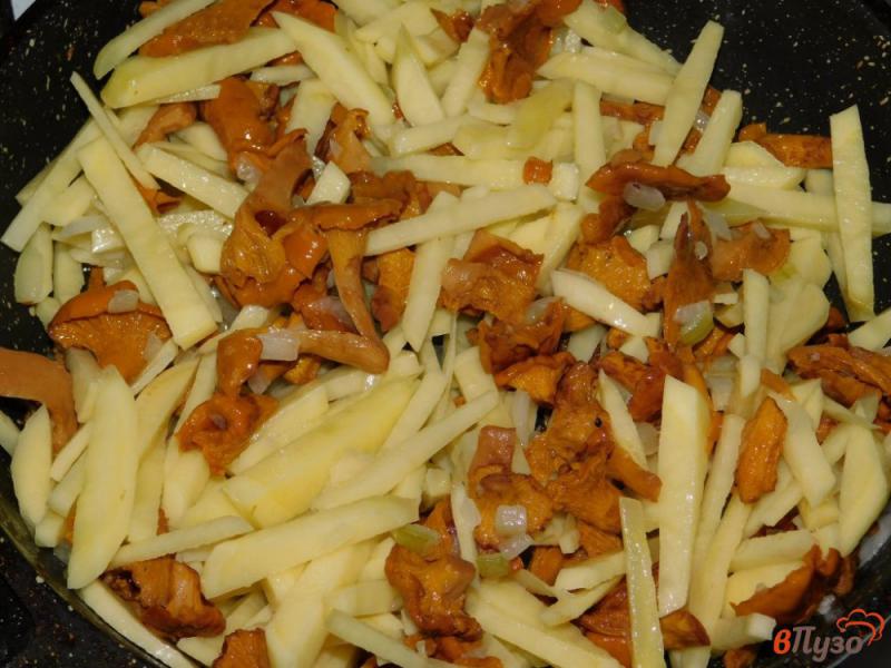 Фото приготовление рецепта: Лисички, жареные с картофелем шаг №4