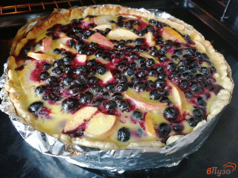 Фото приготовление рецепта: Песочный пирог с яблоками, смородиной и сметаной заливкой шаг №8
