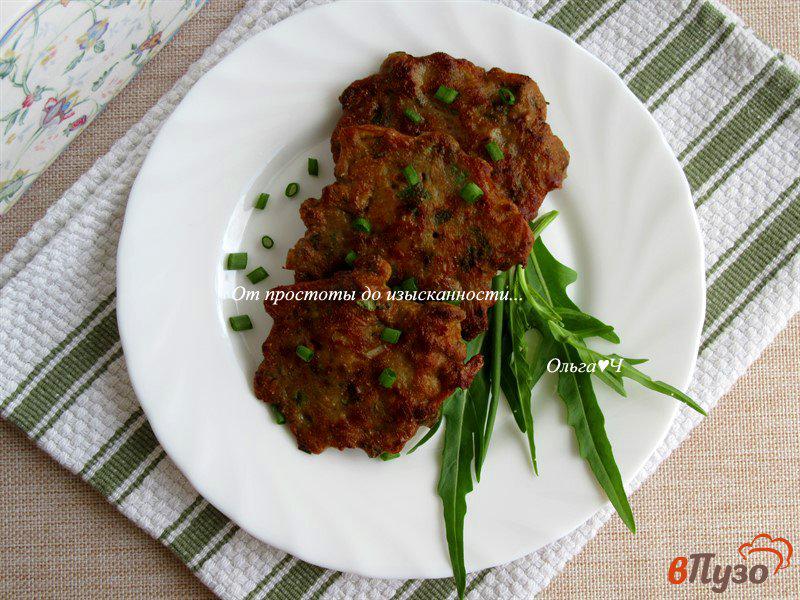 Фото приготовление рецепта: Рубленные котлеты из печени с томатами и зеленью шаг №6