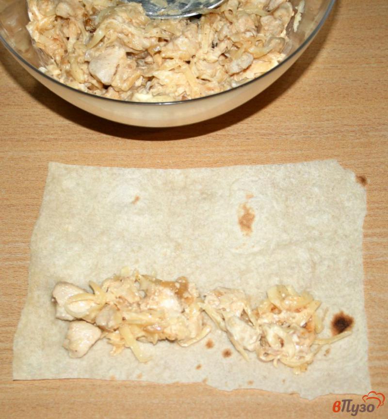 Фото приготовление рецепта: Пирог из лаваша с курицей и сыром шаг №9