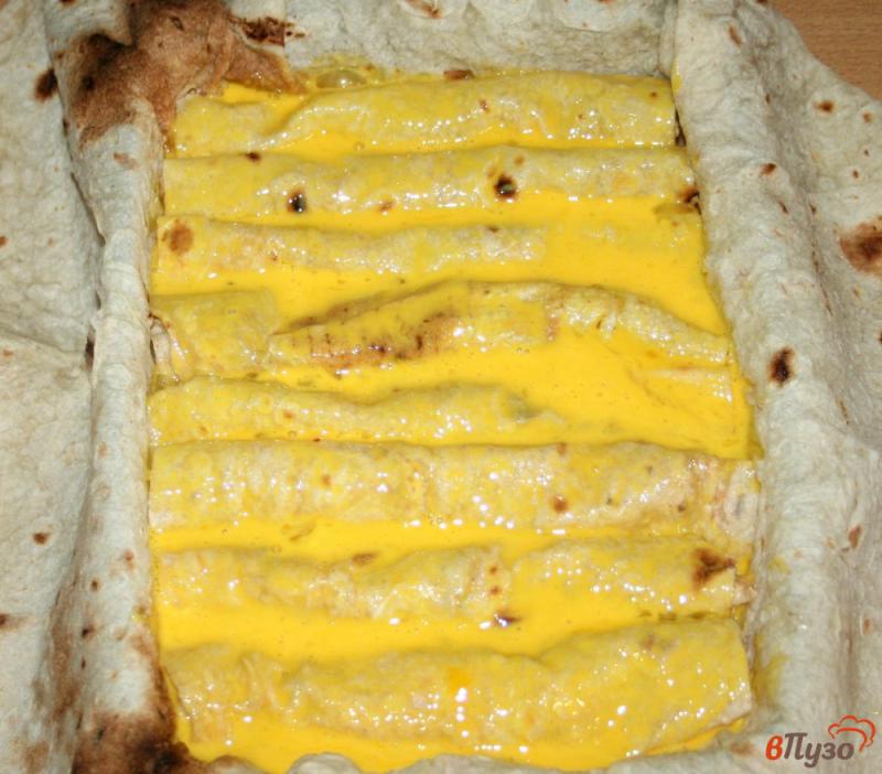 Фото приготовление рецепта: Пирог из лаваша с курицей и сыром шаг №13