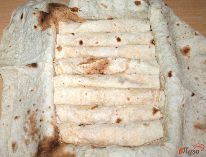 Фото приготовление рецепта: Пирог из лаваша с курицей и сыром шаг №11