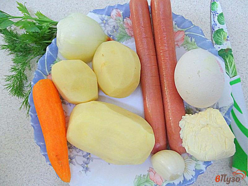 Фото приготовление рецепта: Суп с яйцом и сосиской в микроволновке шаг №1