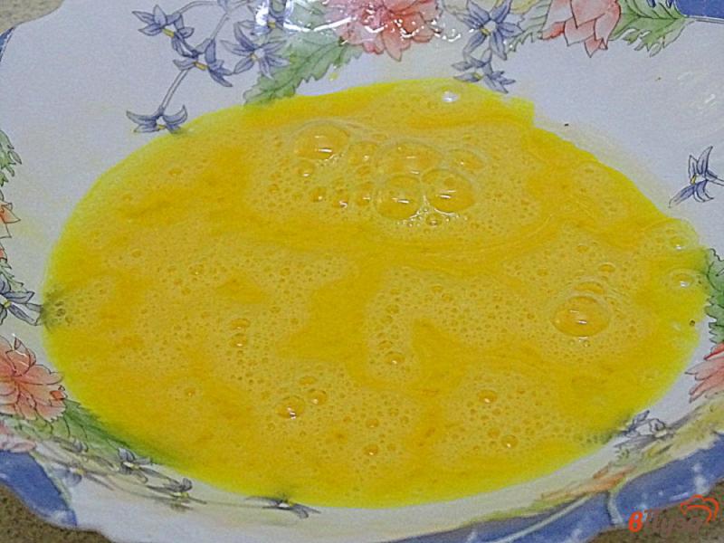 Фото приготовление рецепта: Суп с яйцом и сосиской в микроволновке шаг №6