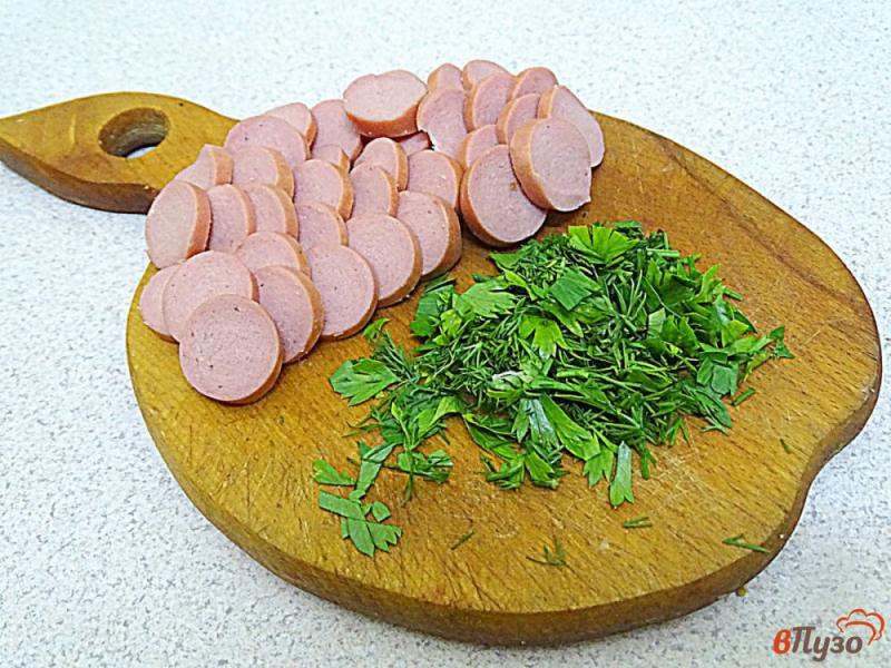 Фото приготовление рецепта: Суп с яйцом и сосиской в микроволновке шаг №7