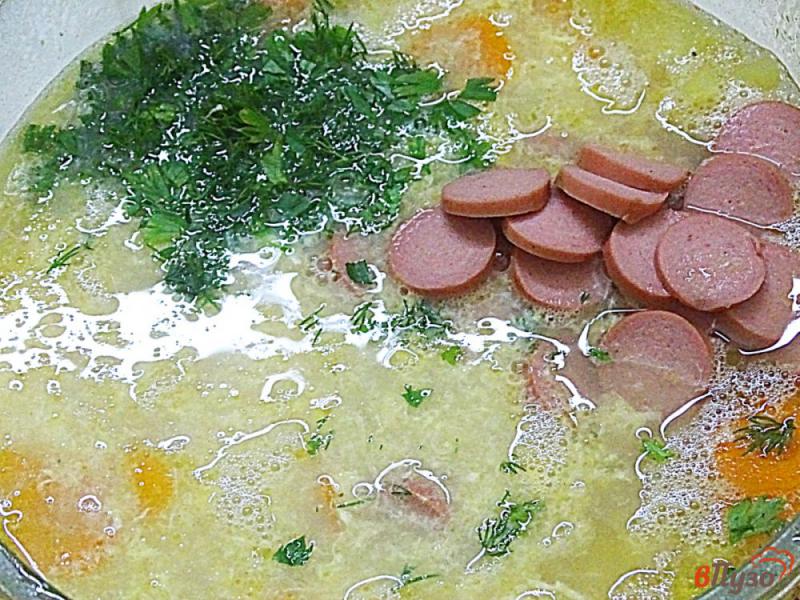 Фото приготовление рецепта: Суп с яйцом и сосиской в микроволновке шаг №8