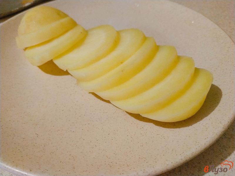 Фото приготовление рецепта: Скумбрия с картошкой шаг №4
