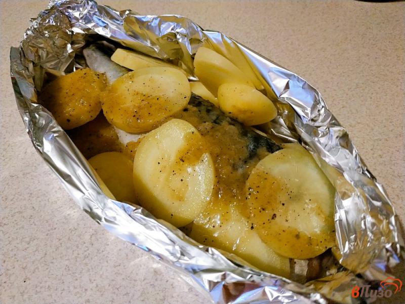 Фото приготовление рецепта: Скумбрия с картошкой шаг №10