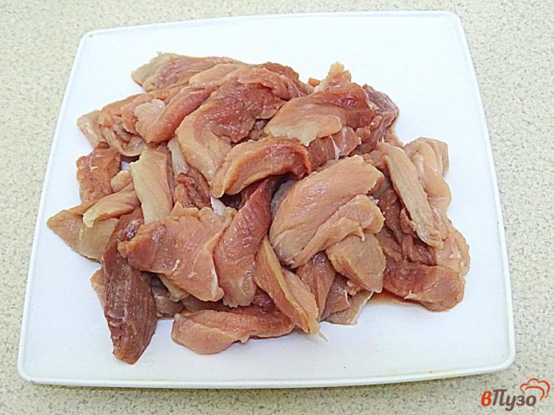 Фото приготовление рецепта: Свинина тушёная с солёными огурцами шаг №2