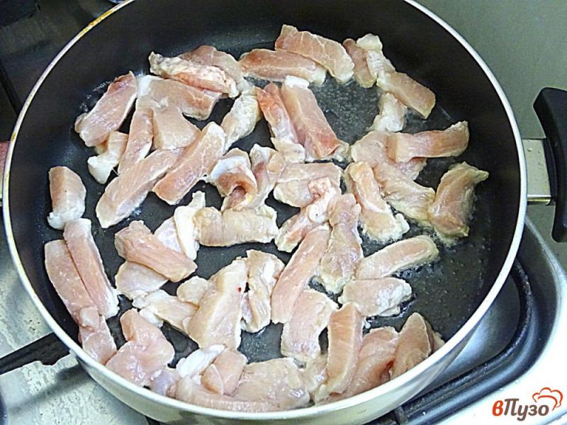 Фото приготовление рецепта: Свинина тушёная с солёными огурцами шаг №6