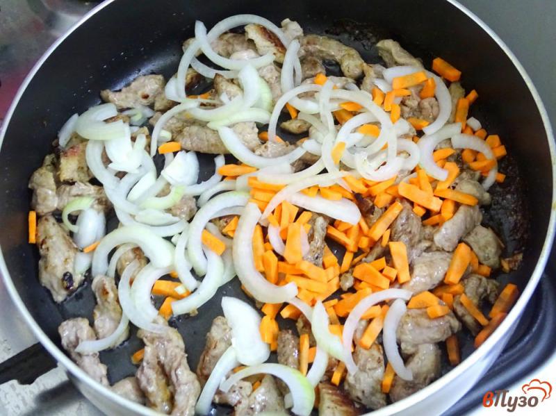 Фото приготовление рецепта: Свинина тушёная с солёными огурцами шаг №7