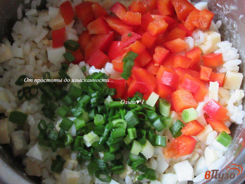 Фото приготовление рецепта: Салат с рисом, яйцами, сыром и сладким перцем шаг №2