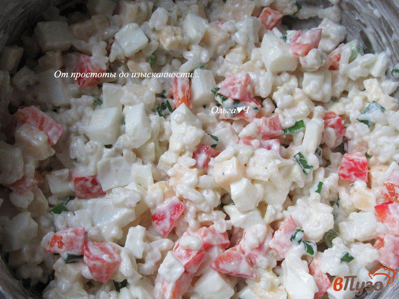 Фото приготовление рецепта: Салат с рисом, яйцами, сыром и сладким перцем шаг №4