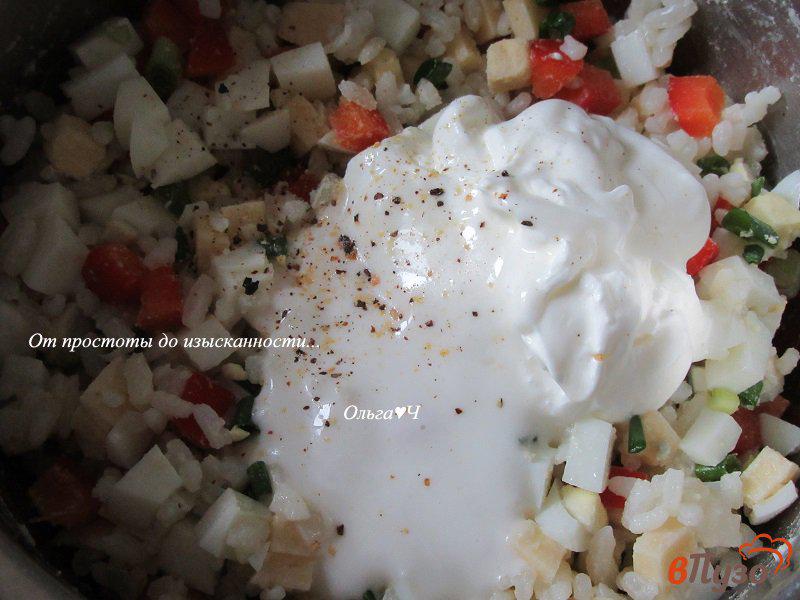 Фото приготовление рецепта: Салат с рисом, яйцами, сыром и сладким перцем шаг №3