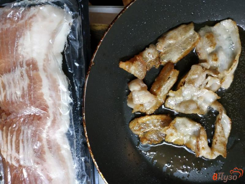 Фото приготовление рецепта: Салат с беконом и яйцом пашот шаг №3