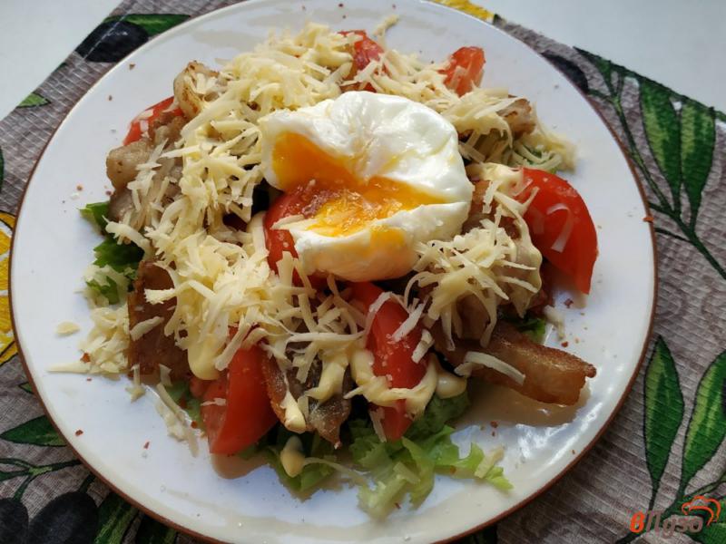 Фото приготовление рецепта: Салат с беконом и яйцом пашот шаг №7