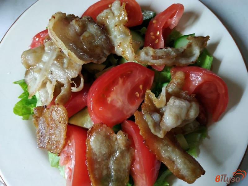 Фото приготовление рецепта: Салат с беконом и яйцом пашот шаг №4