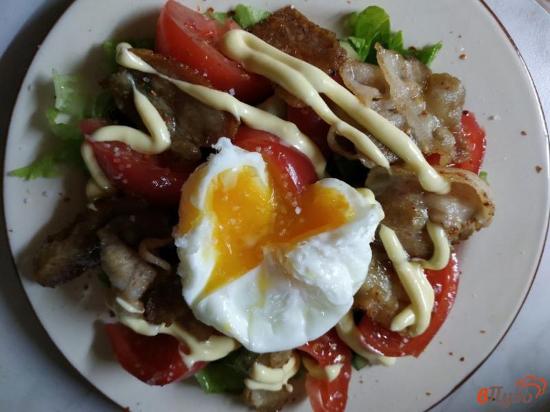 Фото приготовление рецепта: Салат с беконом и яйцом пашот шаг №6