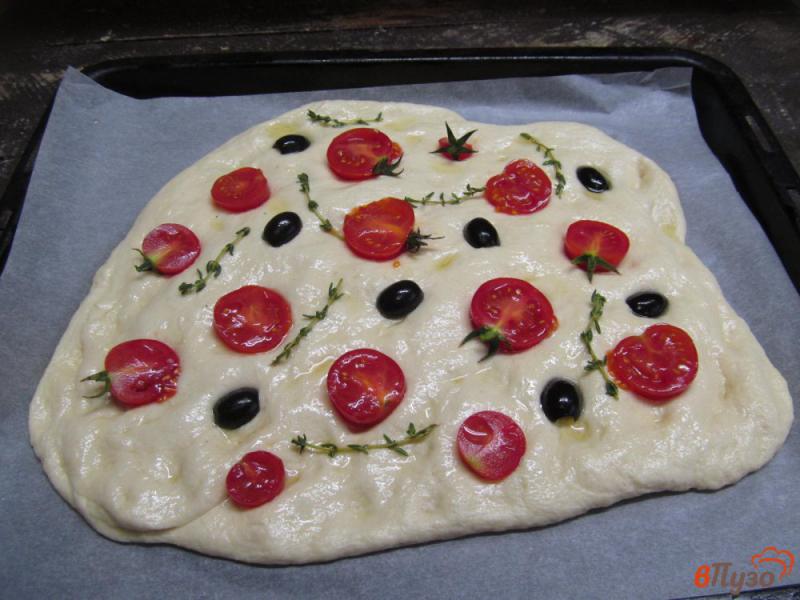 Фото приготовление рецепта: Фокачча с томатом черри и оливками шаг №6