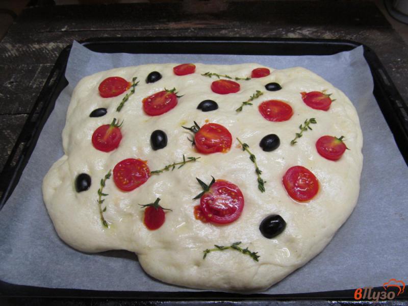 Фото приготовление рецепта: Фокачча с томатом черри и оливками шаг №7