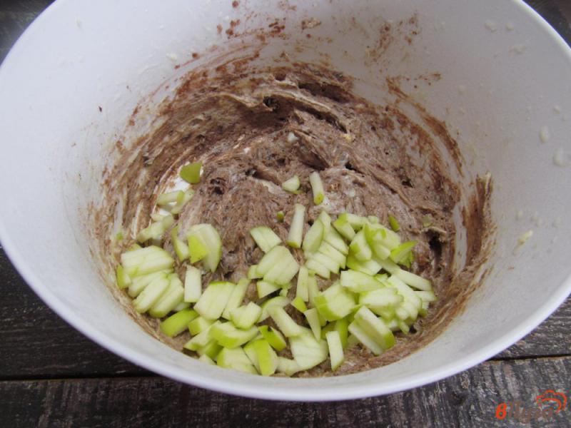 Фото приготовление рецепта: Шоколадные капкейки с яблоком шаг №4