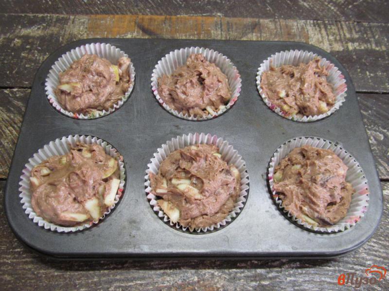 Фото приготовление рецепта: Шоколадные капкейки с яблоком шаг №5